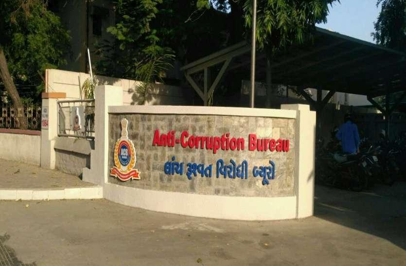 Police man demands Rs. 40 lakh for Clearance Certificate over missing passport of US based NRI; Nabbed by ACB Gujarat after receiving Rs. 5 lakh